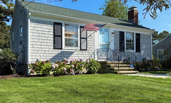 Dennis Port Casa | The Tinker Bell By The Sea ~ Charming 2-bedroom house in Dennisport w/AC