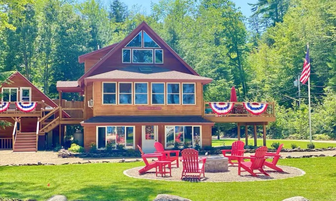 Center Ossipee Casa | The Tinker Bell on Ossipee Lake with Water and Mountain Views.