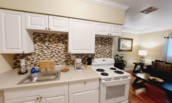 Sanford Cabaña | The Tiny House Cottage @ Downtown Sanford