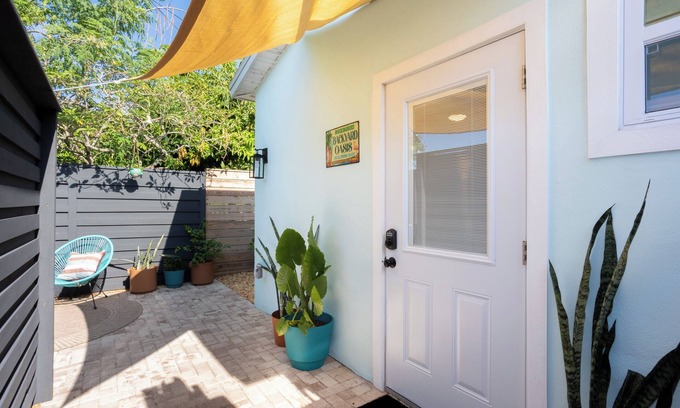 Gulfport Apartamento | The Tiny Mockingbird Bungalow! 1 bed/ 1 bath, min. to St. Pete beaches
