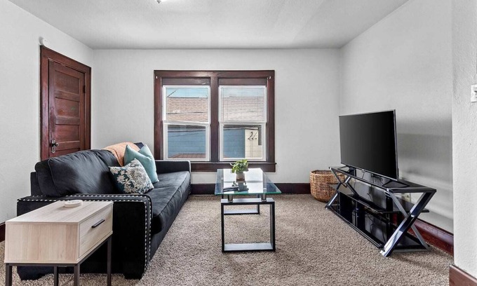 Green Bay Apartamento | The Tiny Piney - Live. Work. Play. Downtown Green Bay!