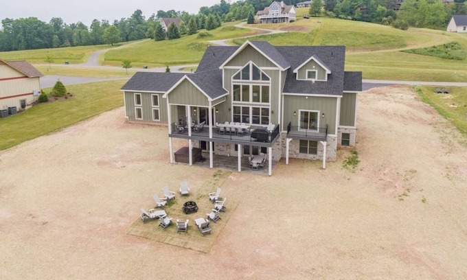 Waterfront Greens Casa | The Tippy Canoe - Luxurious 8BR - Indoor Pool & Hot Tub - Deep Creek Lake -
