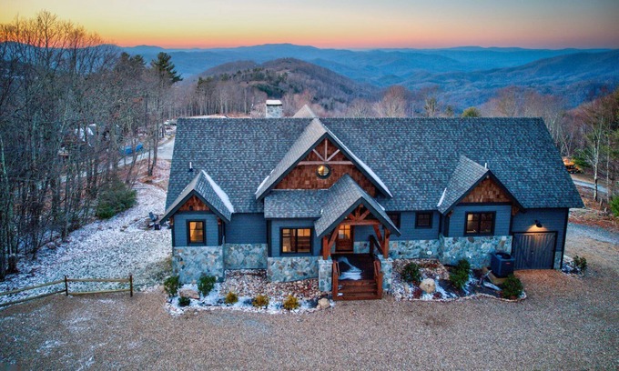 Elk Park Cabina | The Tipsy Bear at Eagles Nest - Views, Vineyard, hot tub