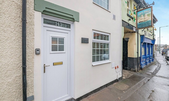 Guisborough Cabaña | The Tipsy Bee at 143.
