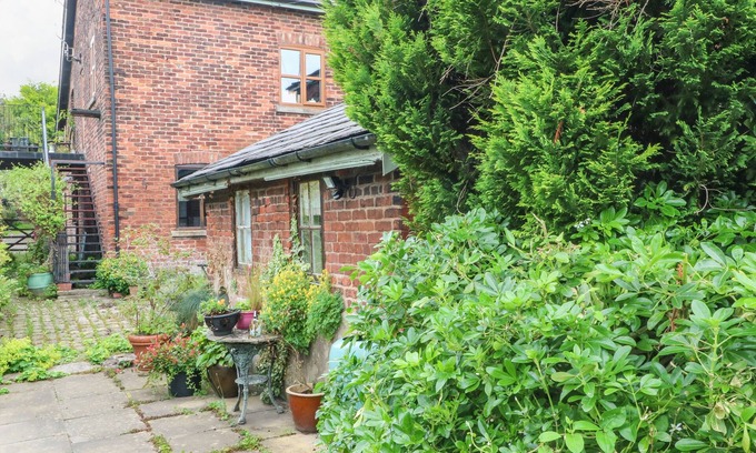 Warrington Cabaña | THE TOOLSHED, romantic, character holiday cottage in Birchwood