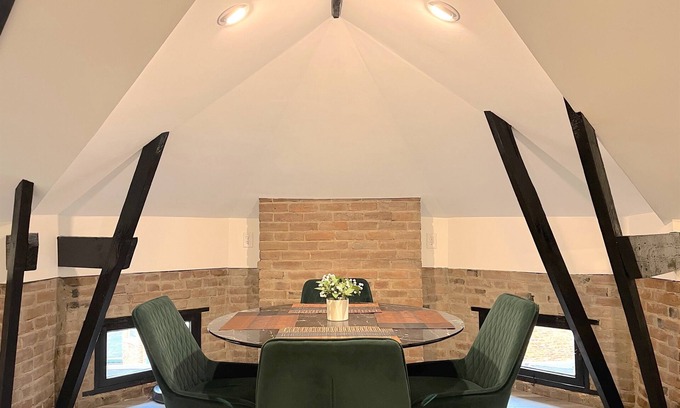 Short North Apartamento | The Top of the Stairs: Chic Loft on 3rd Ave