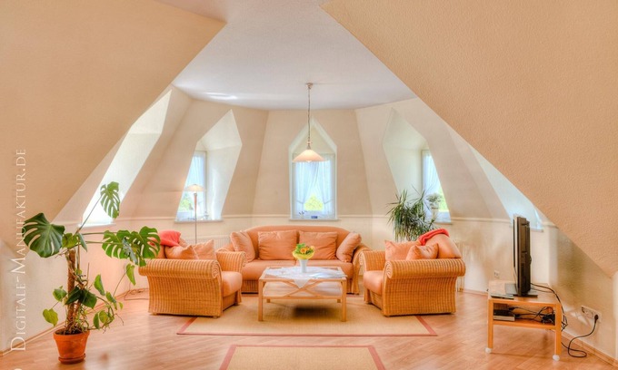 Busumer Deichhausen Apartamento | The "tower room". Beautiful 1-room apartment in Büsumer Deichhausen