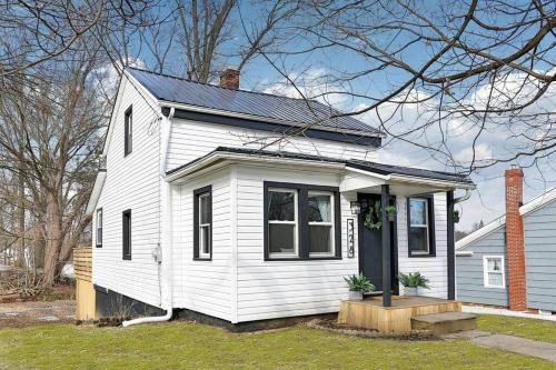 Canal Fulton Casa | The Towpath Retreat-A Cozy Farmhouse Stay