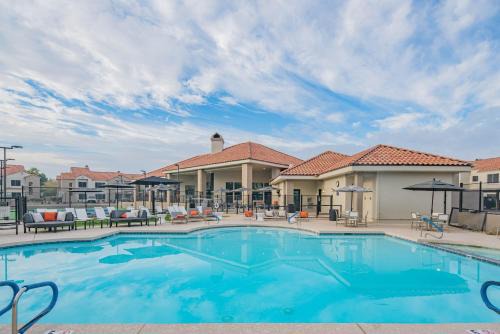 North Scottsdale Apartamento | The TPC Dream - Family-Friendly Getaway with Resort Pools & Parking - H2057