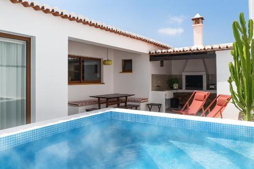 Baiona Casa | The Traditional Home with Heated Pool, BBQ, Fireplace