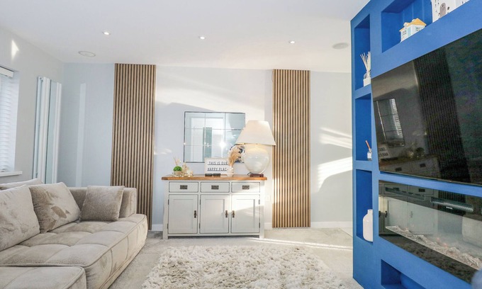 Llanfechell Cabaña | THE TRANQUIL RETREAT, pet friendly, with hot tub in Llanfechell