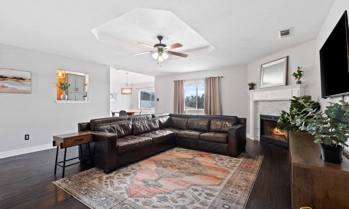Killeen Casa | The Tranquil Teal Retreat