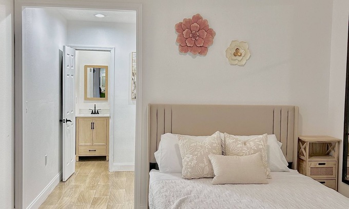 Pinellas Park Casa | The Traveler” PRV Room in Central Area