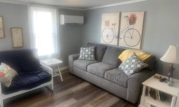 Newburgh Casa | The tree house ,1 bd. lovely loft in historic area