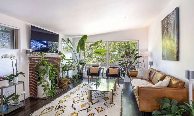 San Rafael Casa | The Treehouse 2 bedroom, hot tub, quiet cul-de-sac, bay views, lots of light