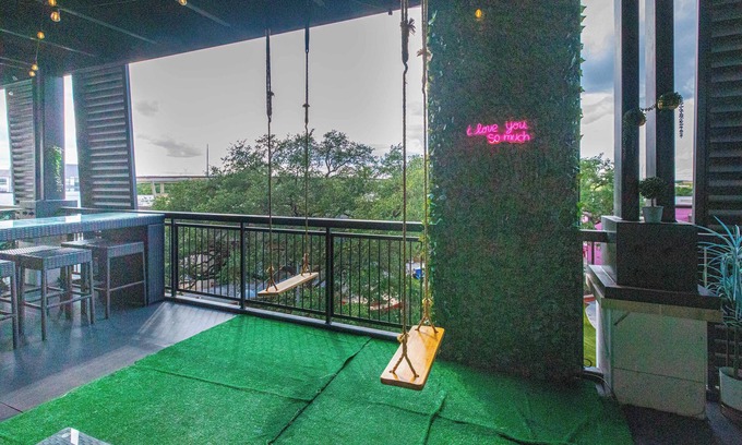 North Burnet Apartamento | The Treehouse - Fun 2BR Retreat in the Domain