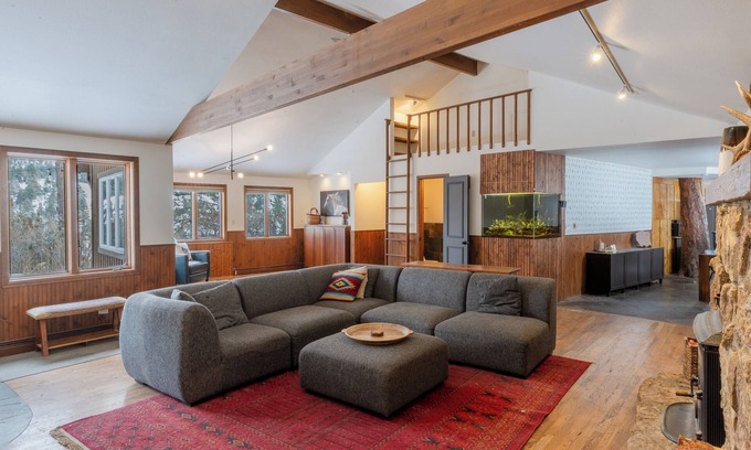 Golden Casa | The Treehouse Monthly Rental - Modern Mountainside Home Near Red Rocks