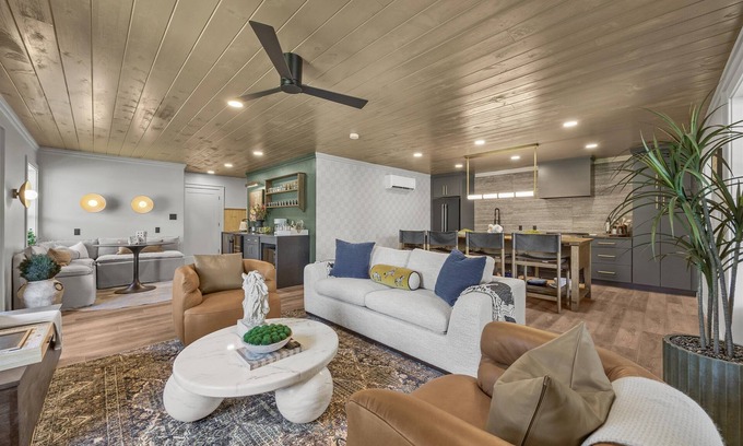 Tellico Plains Casa | The Trout House, Mountain Retreat | Tellico Plains – Stylish 2BR/2BA Escape for 6 by Design Center D