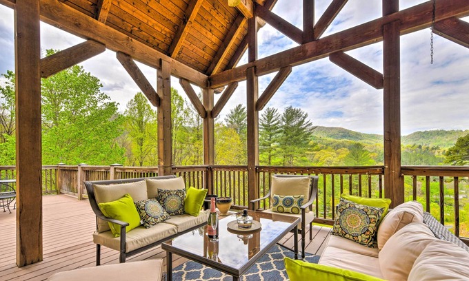 Tuckasegee Casa | ‘The Tuck Mtn Getaway’ w/ Hot Tub, Acerage & Views