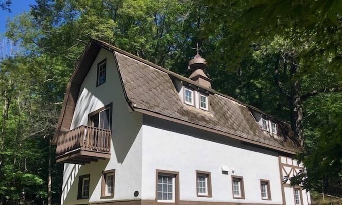 Ludington Casa | The Tudor Barn - Tudor Style Barn House. Sleeps 5!