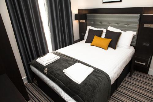 Warwick Hotel | The Tudor Inn Hotel