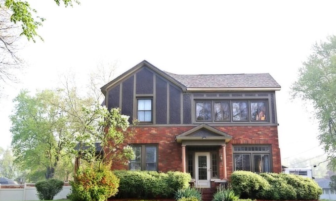 Oskaloosa Casa | Este lujoso Tudor es un gran lugar para reunirse con familiares y amigos.