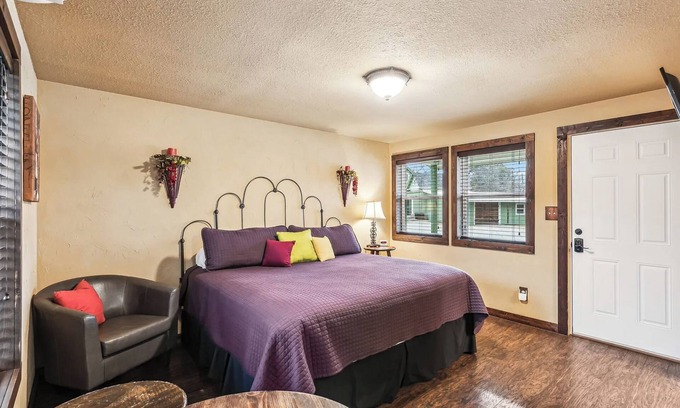 Granbury Cabaña | The Tuscan Cottage at Travis Street Cottages