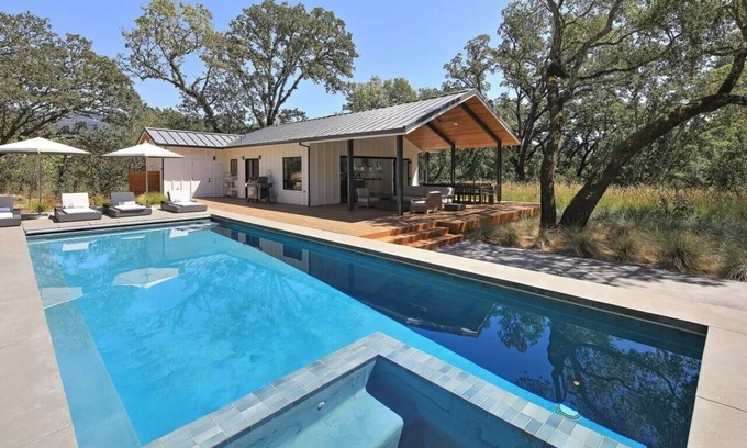 Glen Ellen Villa | Un santuario elegante y elegante encaramado en un camino privado