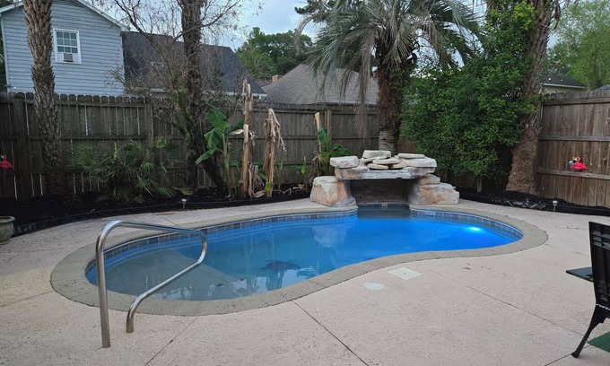 Mobile Casa | The University of South Alabama Poolside Getaway