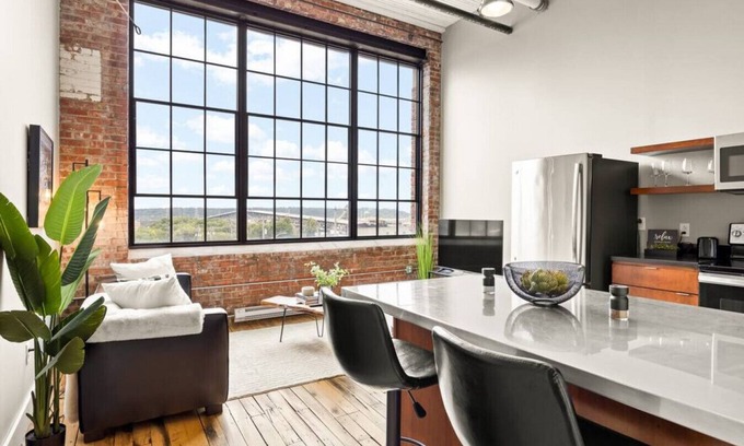 Peoria Apartamento | The Urban Loft: Stylish Industrial Living!