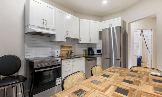 Cote-Des-Neiges—Notre-Dame-De-Grace Apartamento | Wilson Escape | Trendy 3BR in NDG ZD5