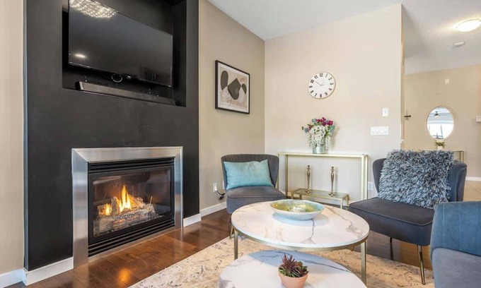 Southeast Calgary Casa | The Venti 3BD|2.5BA|Yard|Garage| Upper Suite