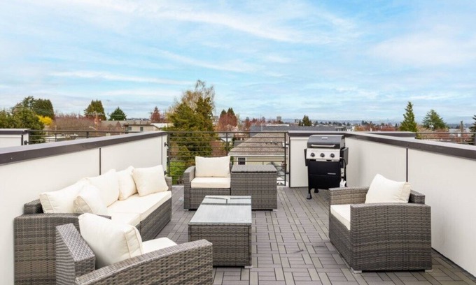 Fremont Casa | The Venture Cityscape by HomeSliceStays