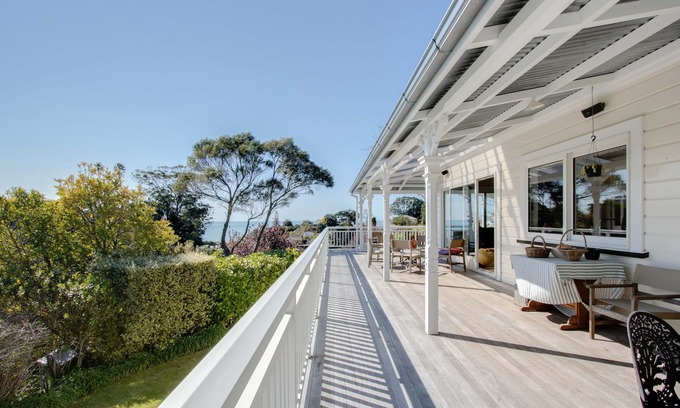 Bluff Hill Casa | The Verandah - Napier Holiday Home