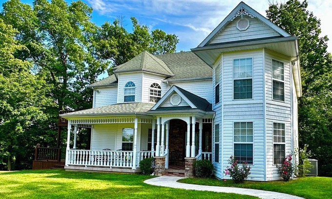 Monticello Casa | The Victorian @ Lake Cumberland - Beaver Creek, firepit, sleeps 18