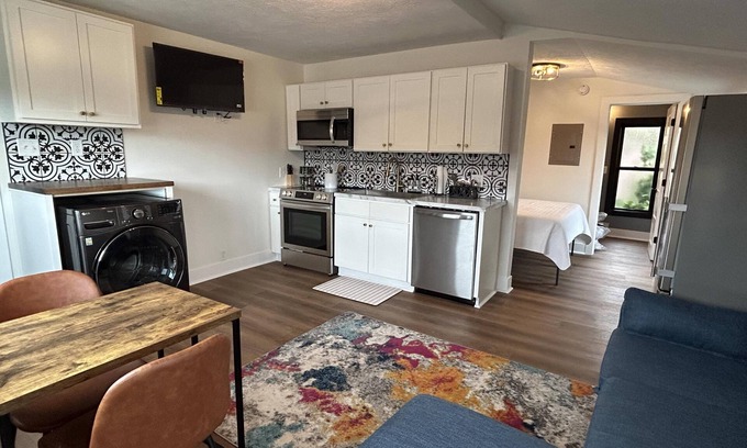 Nelson Apartamento | The Victorian Queen Getaway – Walkable, Washer/Dryer, Downtown Charm