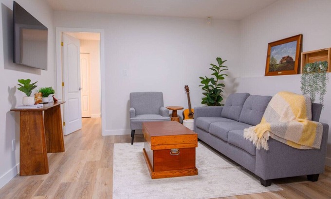 Abbotsford Casa | The Vida | Cozy, Pet-Friendly 1-Bed Hideaway