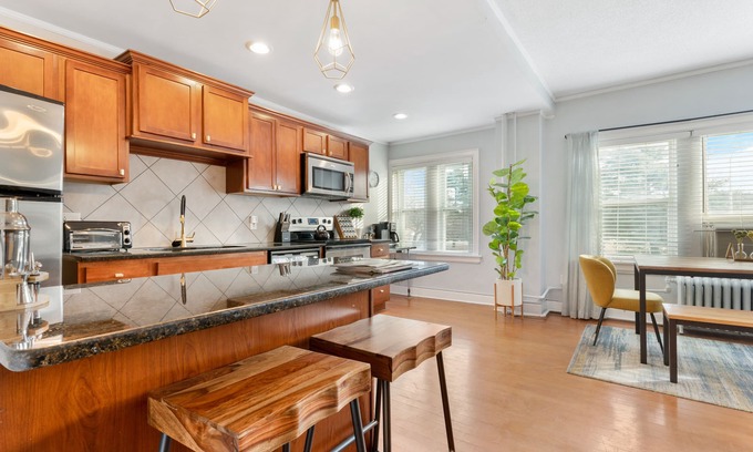 South Kansas City Condominio | The View - 1 Bed Plaza Condo + Amazing View