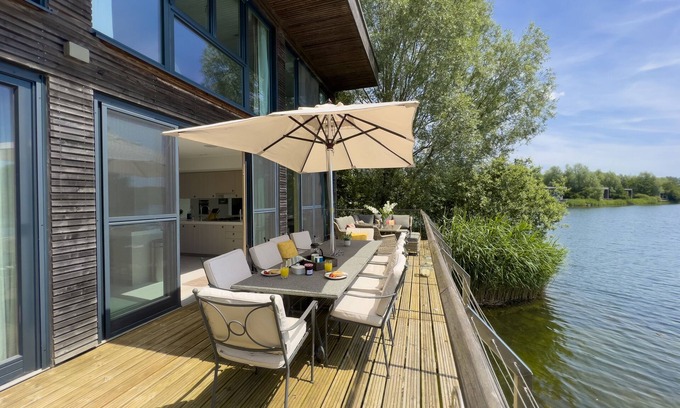 Lechlade Casa | The View, 7 Bowmoor Reach, Lakes by Yoo, sleeps 8 adults plus 2 kids, spa, pool
