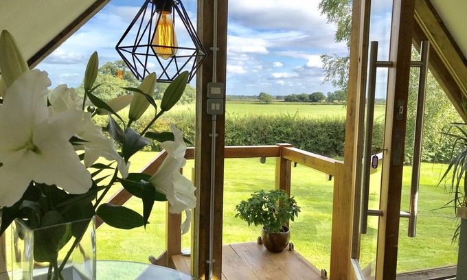 Nantwich Apartamento | THE VIEW, CHESHIRE COUNTRYSIDE STUDIO WITH TUB BATH & HOT TUB, NEAR NANTWICH