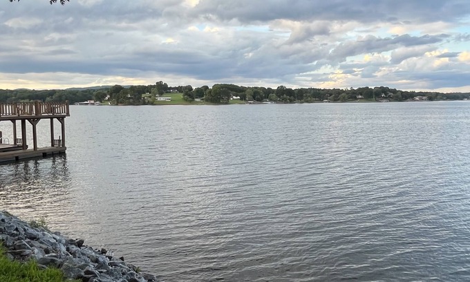 Hickory Cabaña | “The View” Lake Front Cottage w/Hot tub