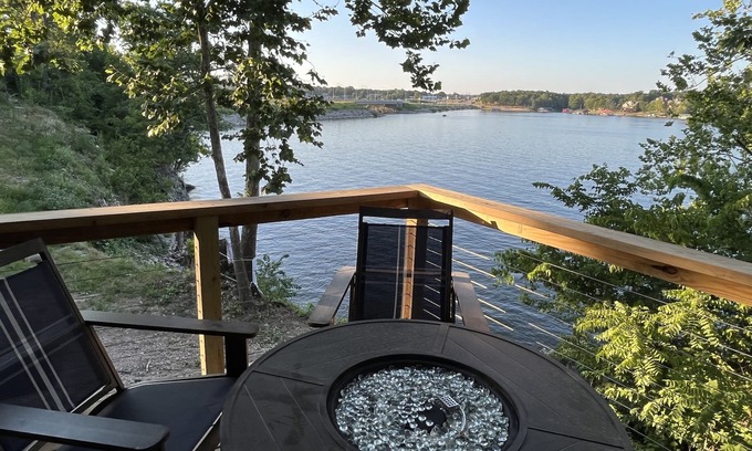 Grove Cabina | 'The View on Grand' Epic Lake Views*Modern Luxury