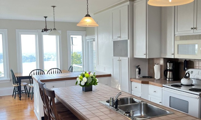 Prince Edward Casa | THE VIEW- Stunning 'Lake On The Mountain' Estate with Beach Access