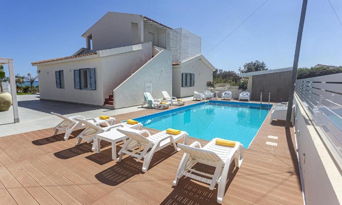 Municipio 5 Apartamento | The villa offers a spacious, sea facing terrace ideal for taking in the stunning views