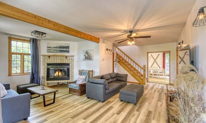 Saint-Faustin-Lac-Carre Casa | The Village Chalets – Hot Tub, Pool Table & Private Lake Access