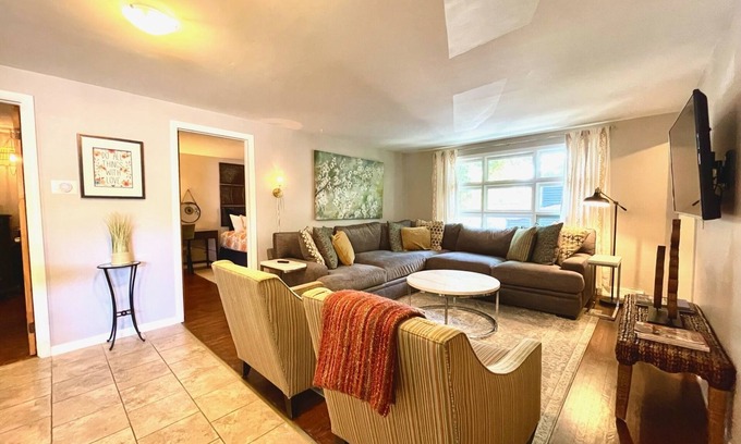 Williamsville Apartamento | The Village Flat *BEST SPOT IN WNY!*