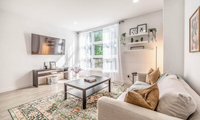 Winnipeg Condominio | The Village Vista︱KING bed︱Heart of the City︱Stocked & Fully Furnished