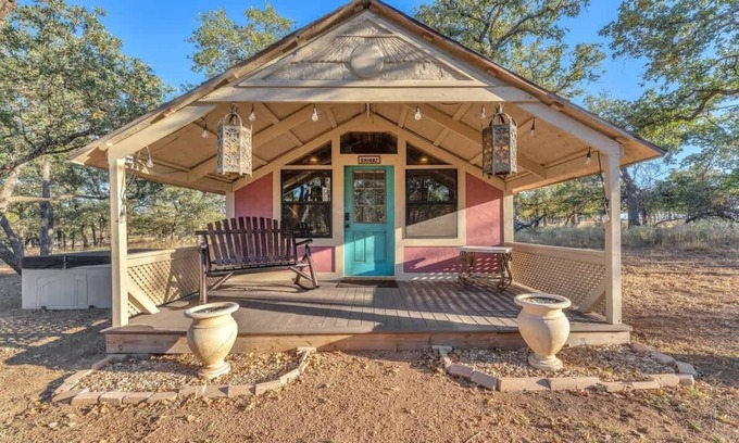 Fredericksburg Casa | The Vines Retreat, Hot-Tubs, Game Room, 10-Mins to Downtown!