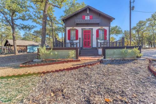 Fredericksburg Casa | The Vines Retreat, Hot-Tubs, Game Room, 10-Mins to Downtown!