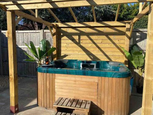 Hopton Casa | The Vineyard, 1 bedroom cottage with hot tub